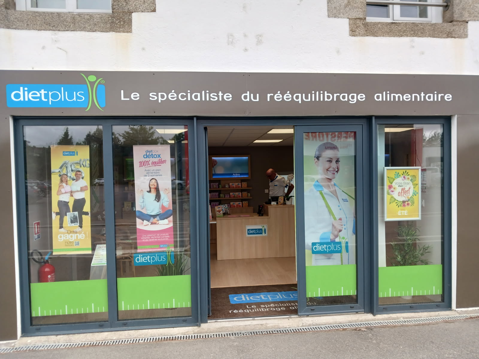 Devanture moderne du magasin Dietplus - Rénovation complète